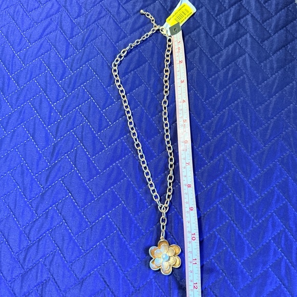 Matte Gold Flower & Pearl Pendant Necklace - Picture 4 of 4